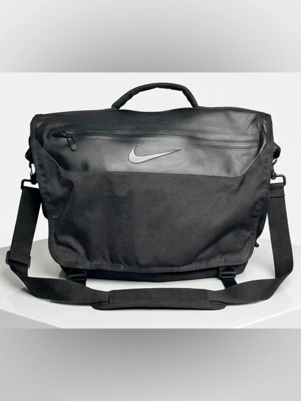 Nike Cheyenne Premium Leather Messenger Bag - Rare GA0256-001